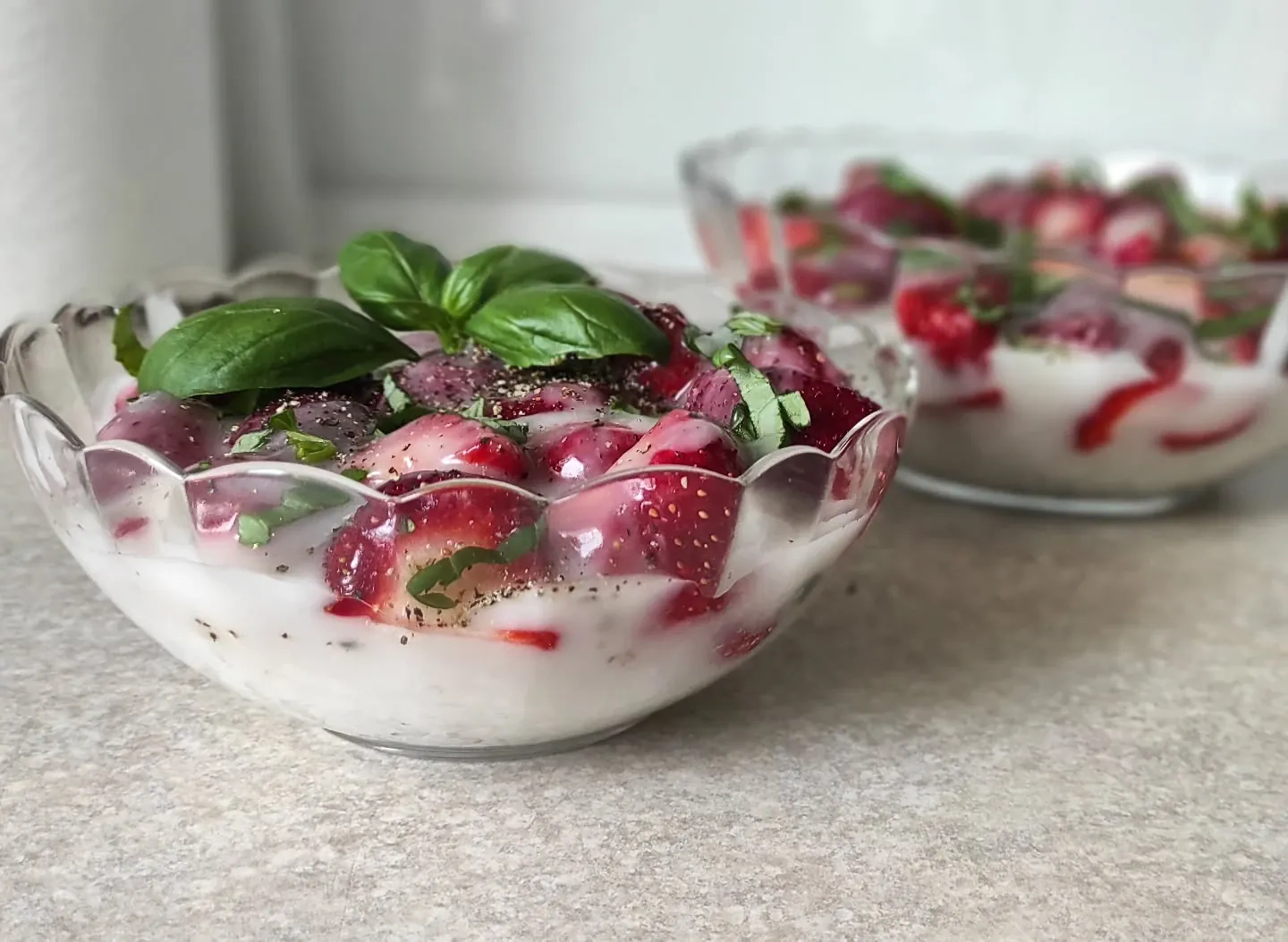 Sticky rice z truskawkami, pieprzem i bazylią – kremowy deser z nutą orientu 🍓
