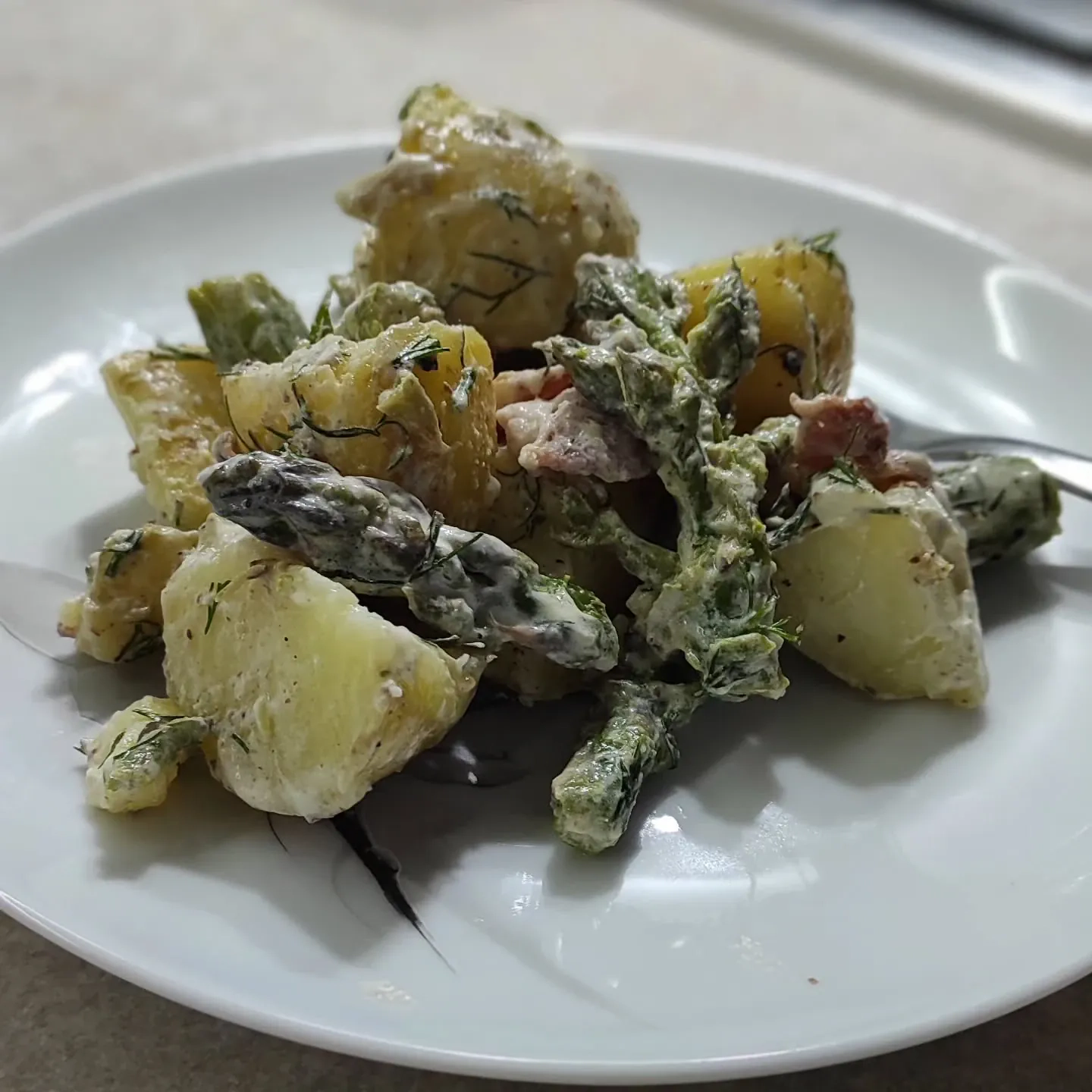 Sałatka ziemniaczana ze szparagami i bekonem w sosie jogurtowo-musztardowym