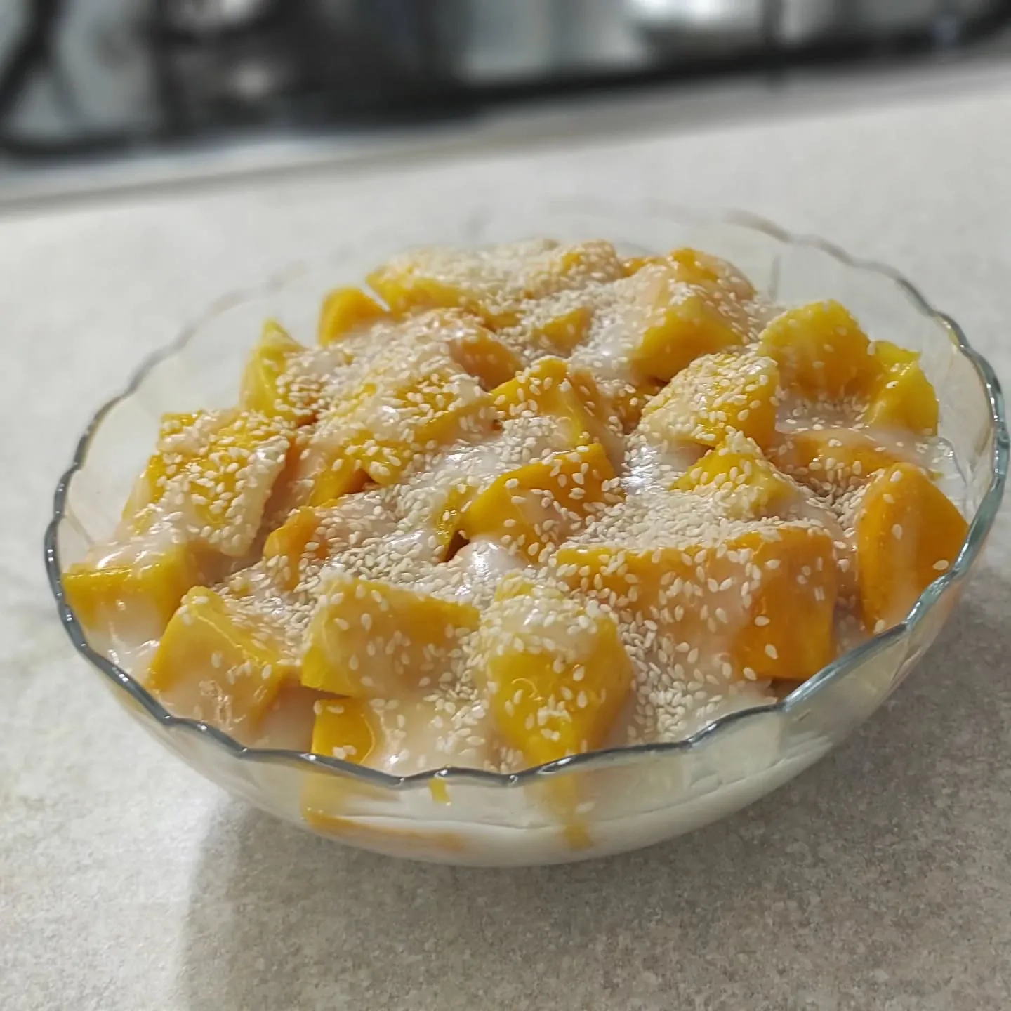 Ryż z mango i mlekiem kokosowym – tradycyjny tajski deser z mlekiem kokosowym i sezamem