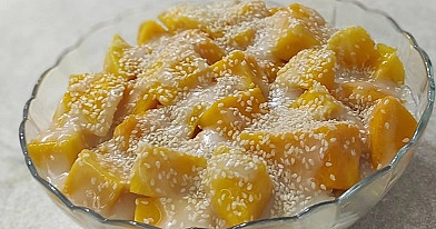 Ryż z mango i mlekiem kokosowym – tradycyjny tajski deser z mlekiem kokosowym i sezamem