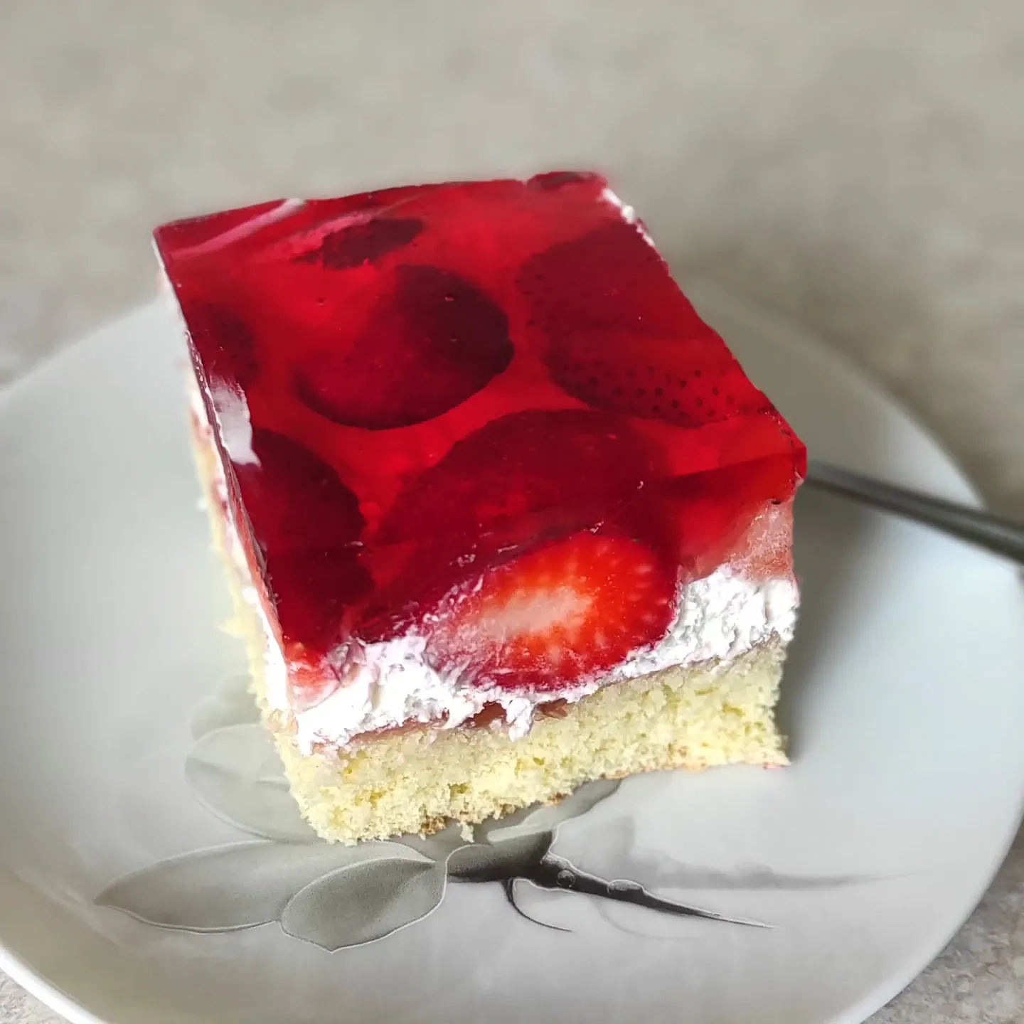 Letnie ciasto z truskawkami i galaretką na puszystym biszkopcie