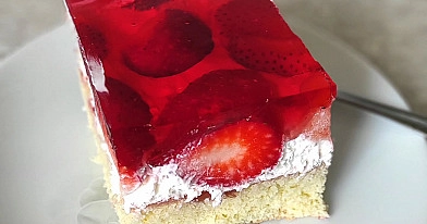 Letnie ciasto z truskawkami i galaretką na puszystym biszkopcie