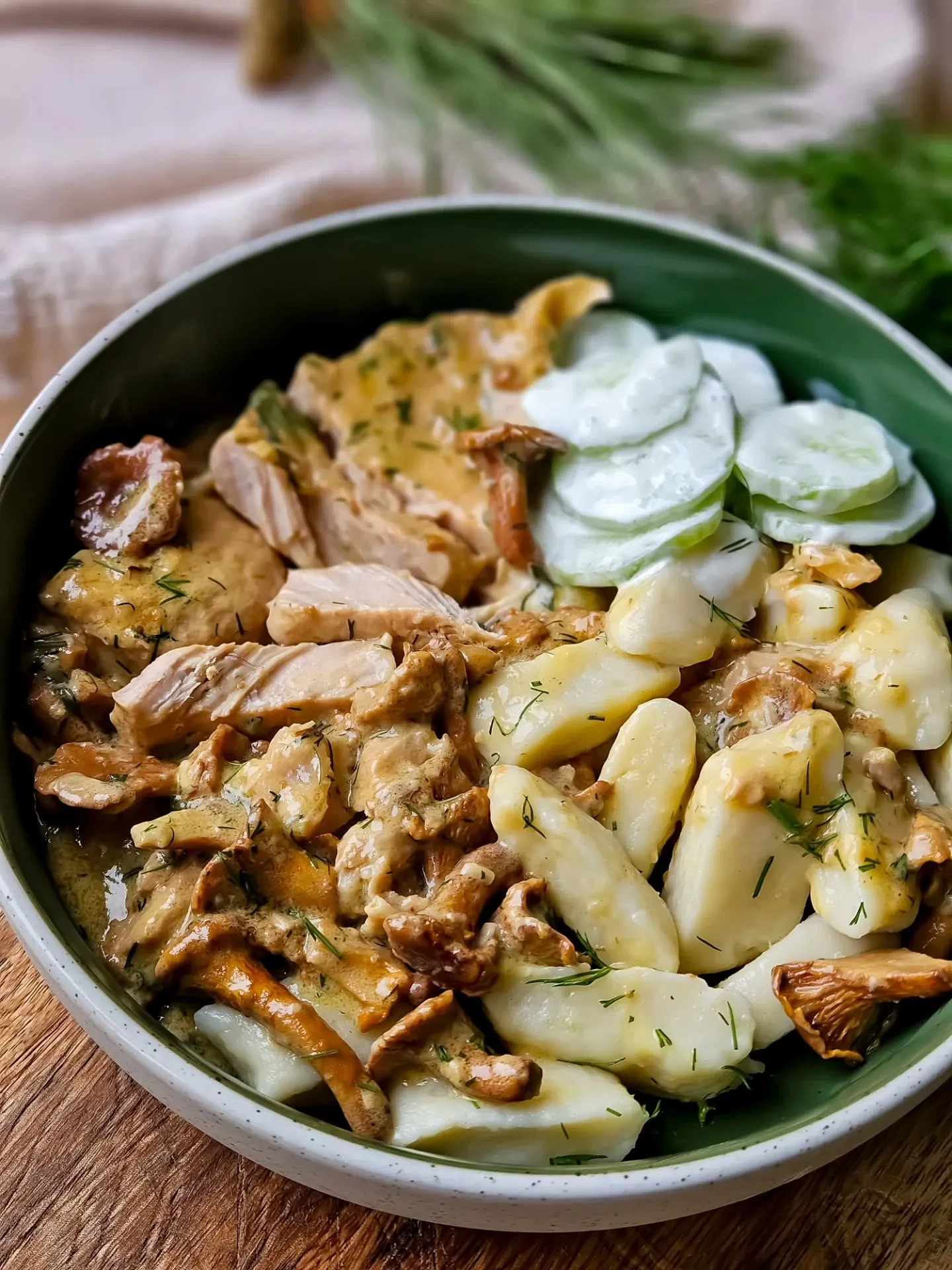 Schab duszony w sosie śmietanowo-kurkowym z koperkiem i ziemniakami