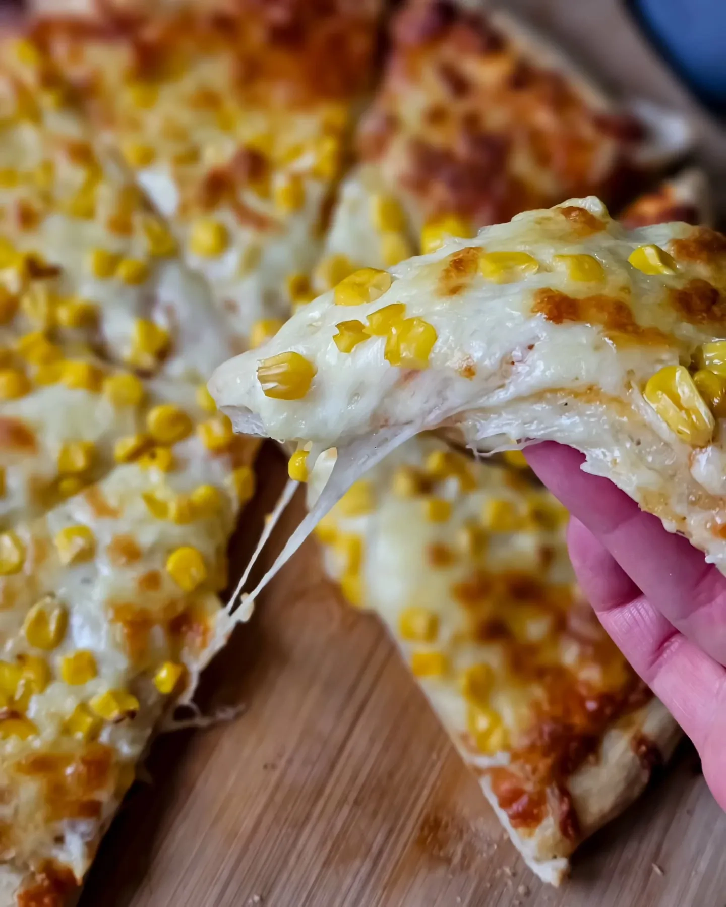 Domowa pizza z kukurydzą i serem – puszysta, chrupiąca i rozpływająca się w ustach
