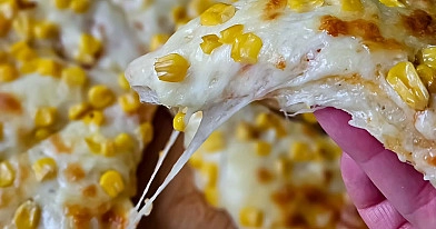Domowa pizza z kukurydzą i serem – puszysta, chrupiąca i rozpływająca się w ustach