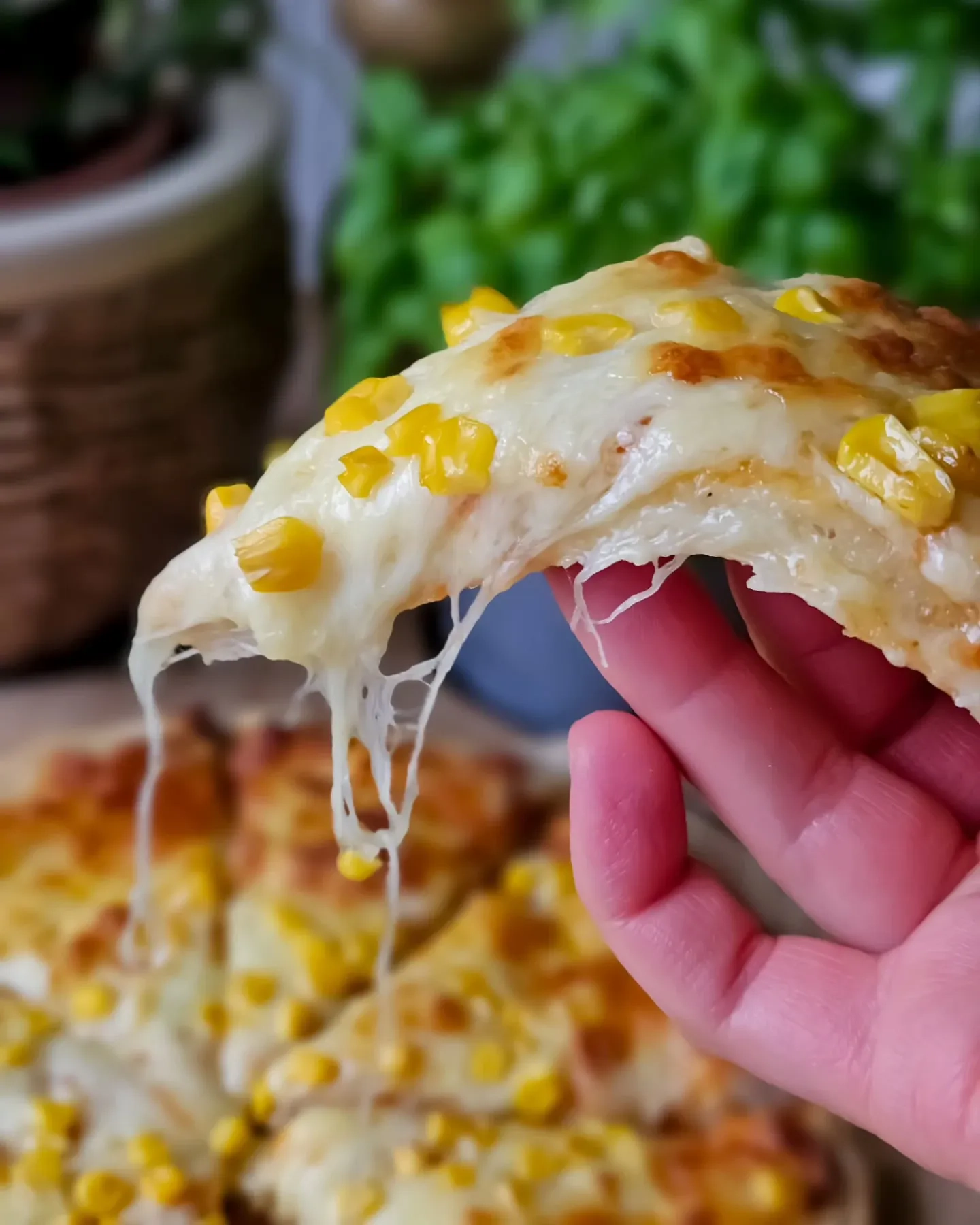 Domowa pizza z kukurydzą i serem – puszysta, chrupiąca i rozpływająca się w ustach