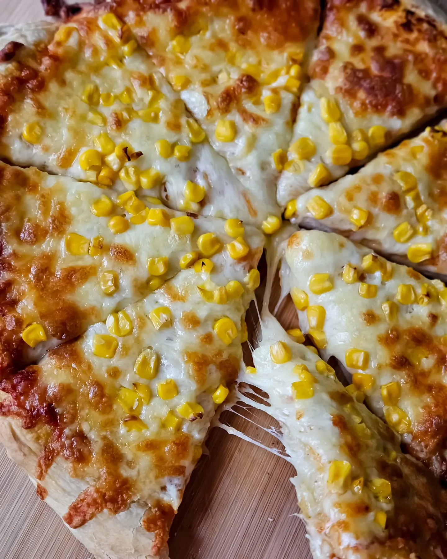 Domowa pizza z kukurydzą i serem – puszysta, chrupiąca i rozpływająca się w ustach