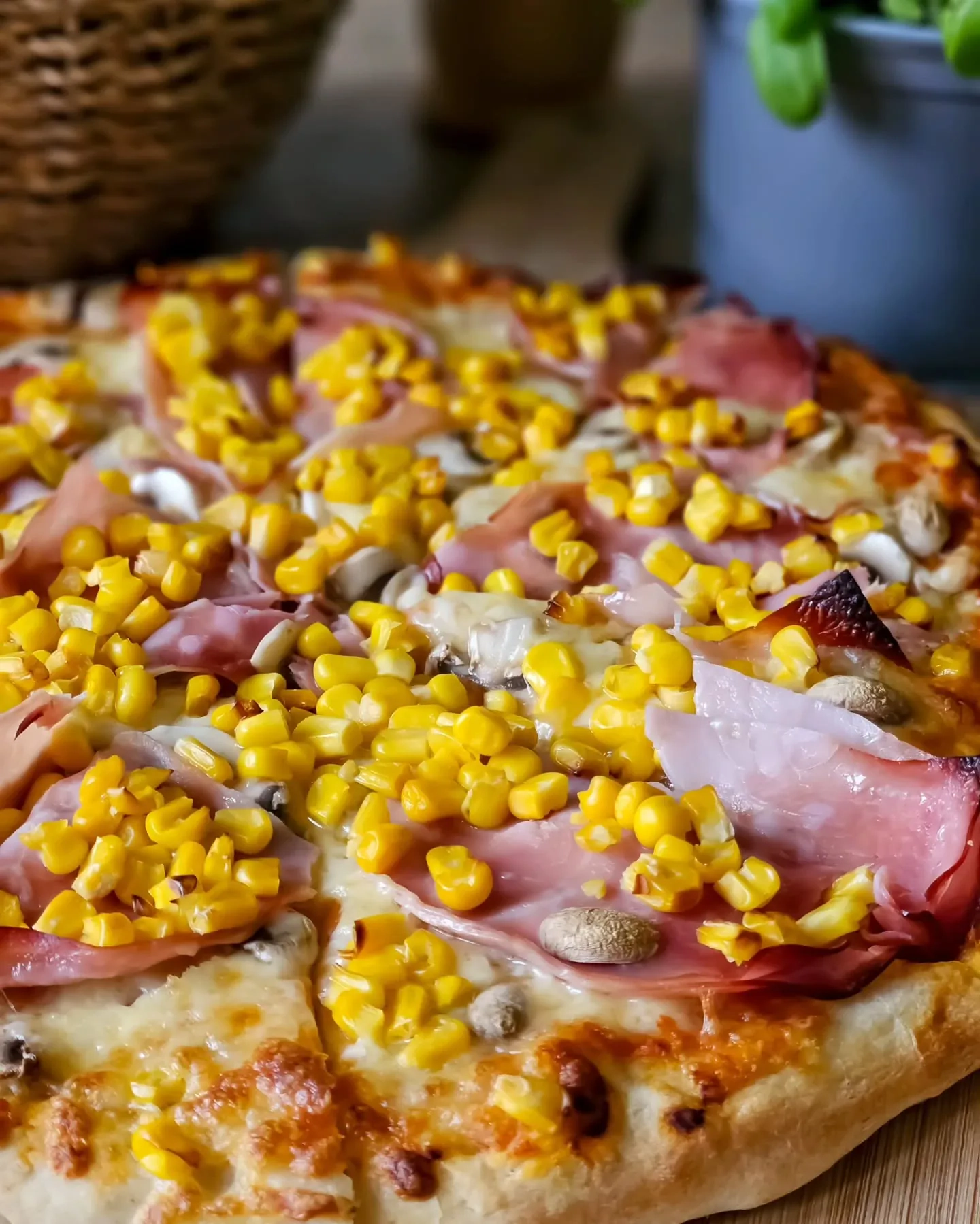 Domowa pizza z kukurydzą i serem – puszysta, chrupiąca i rozpływająca się w ustach