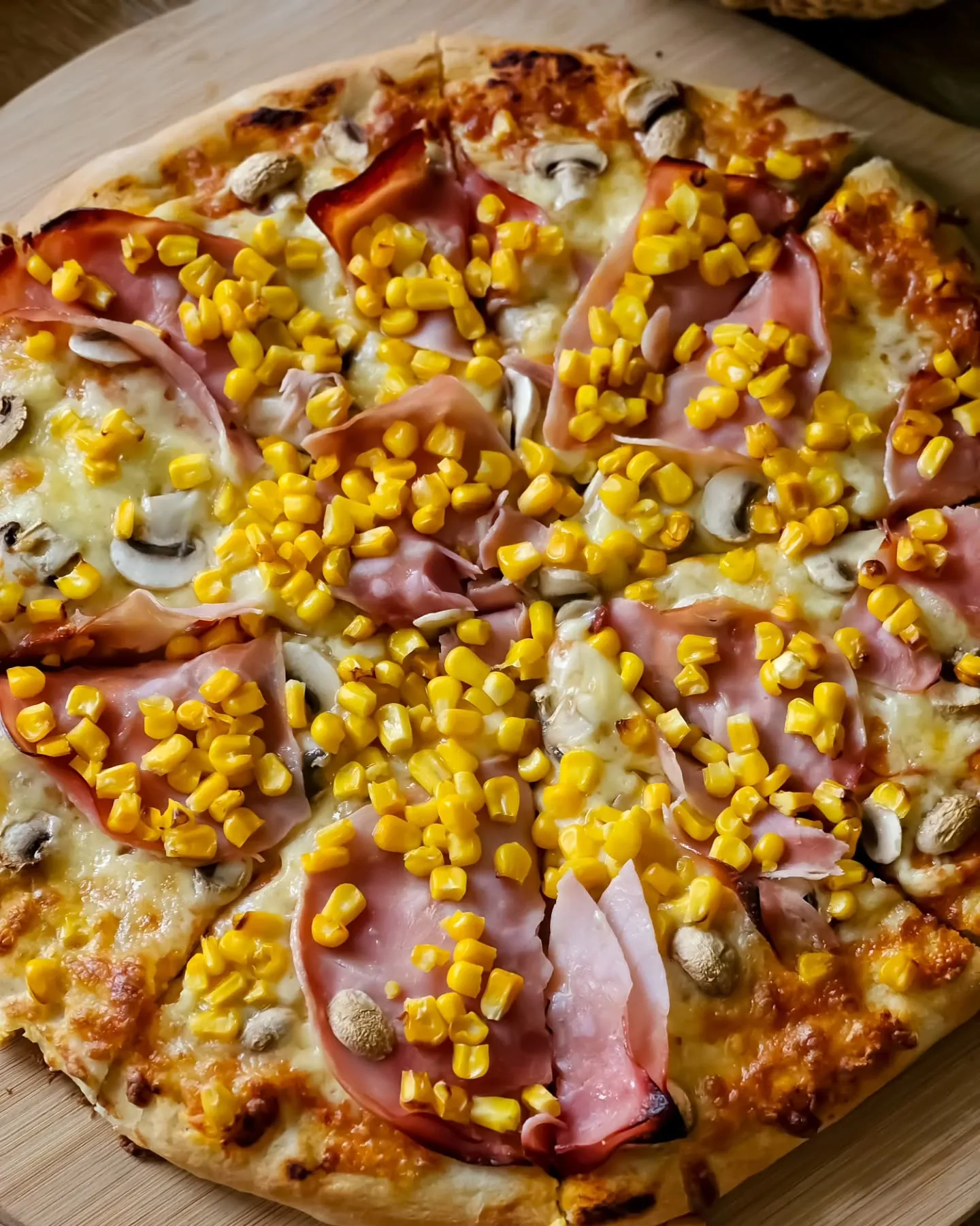 Domowa pizza z kukurydzą i serem – puszysta, chrupiąca i rozpływająca się w ustach