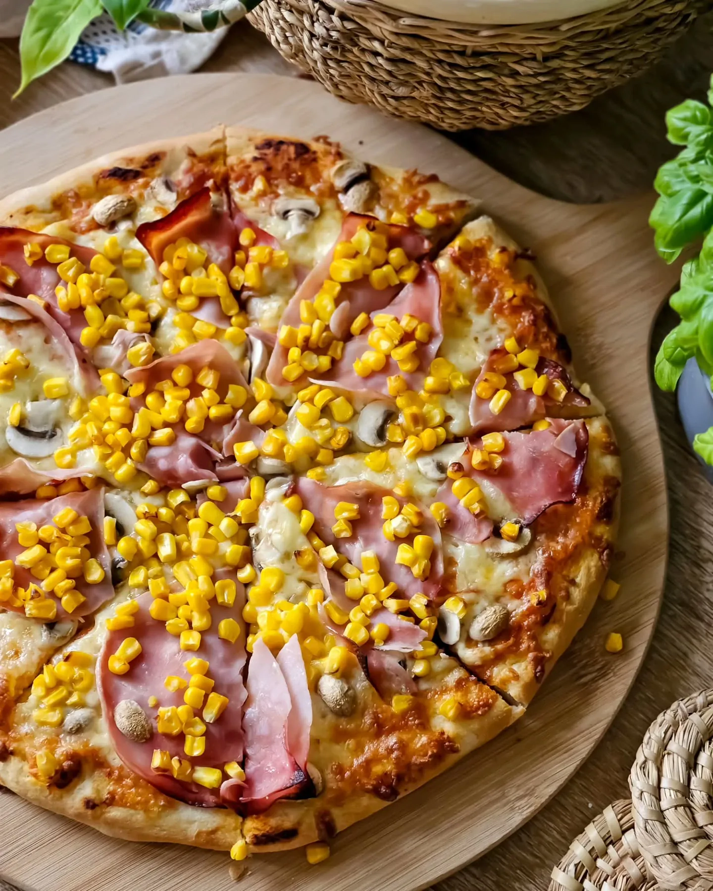 Domowa pizza z kukurydzą i serem – puszysta, chrupiąca i rozpływająca się w ustach