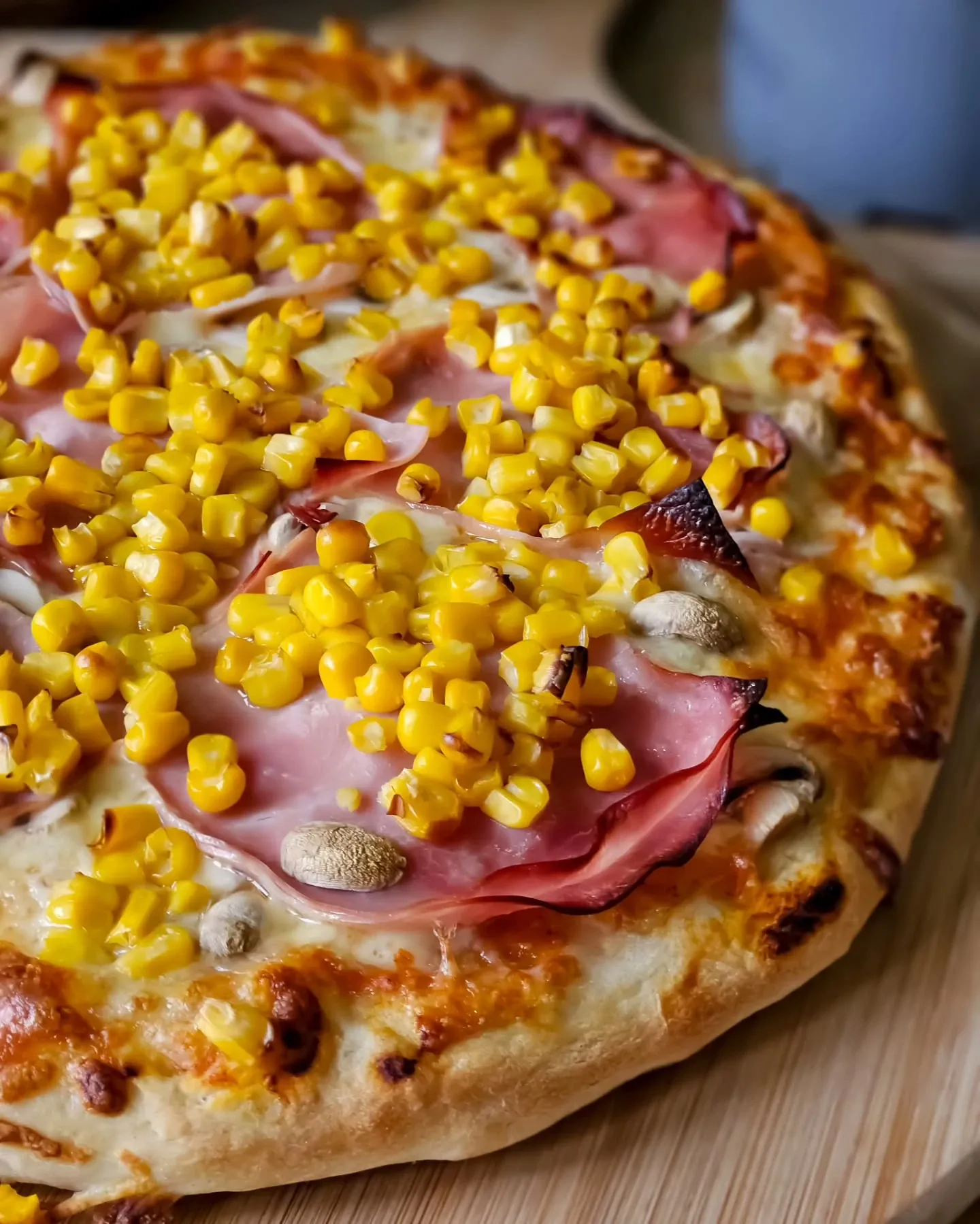 Domowa pizza z kukurydzą i serem – puszysta, chrupiąca i rozpływająca się w ustach