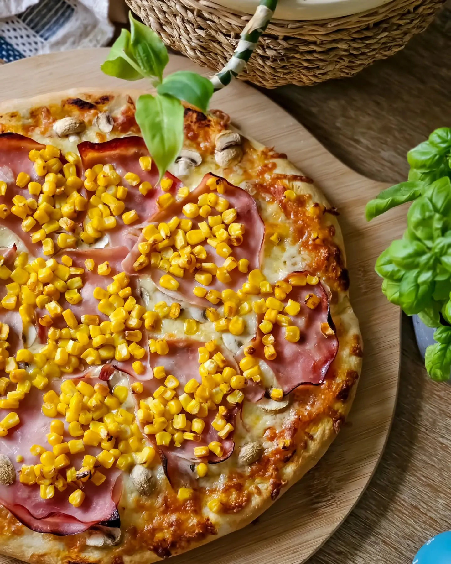 Domowa pizza z kukurydzą i serem – puszysta, chrupiąca i rozpływająca się w ustach