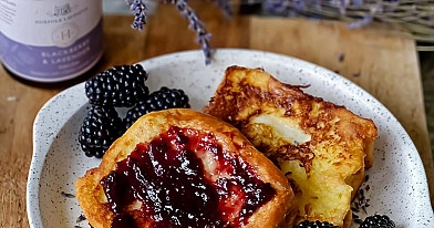 Tost francuski z brioszki z dżemem lawendowo-jeżynowym