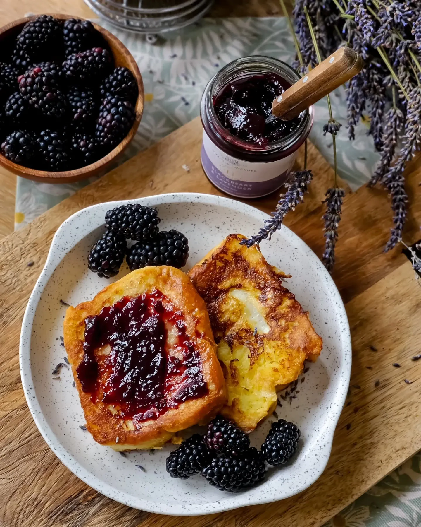 Tost francuski z brioszki z dżemem lawendowo-jeżynowym