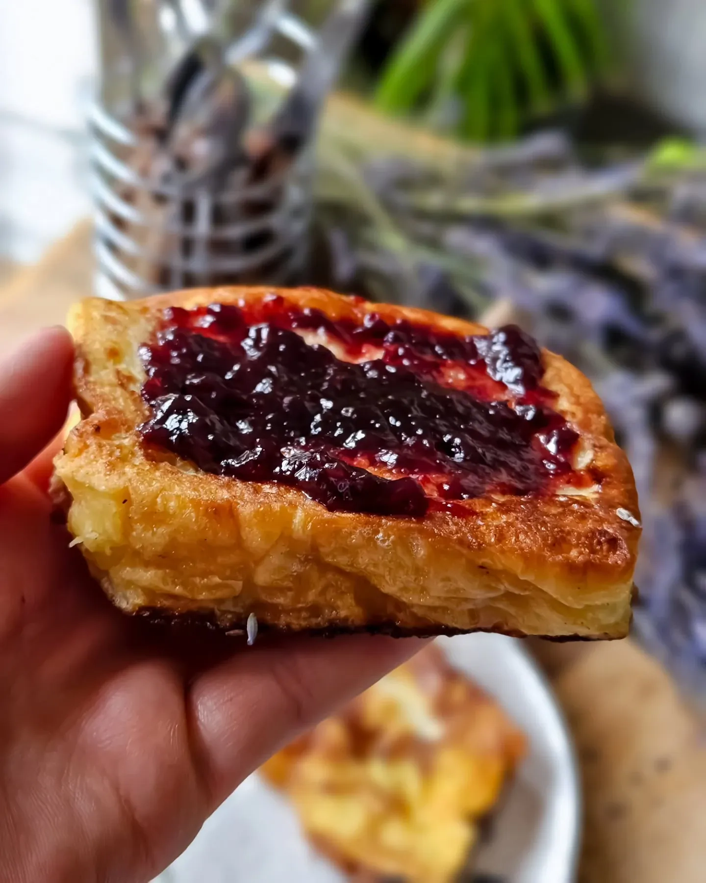 Tost francuski z brioszki z dżemem lawendowo-jeżynowym