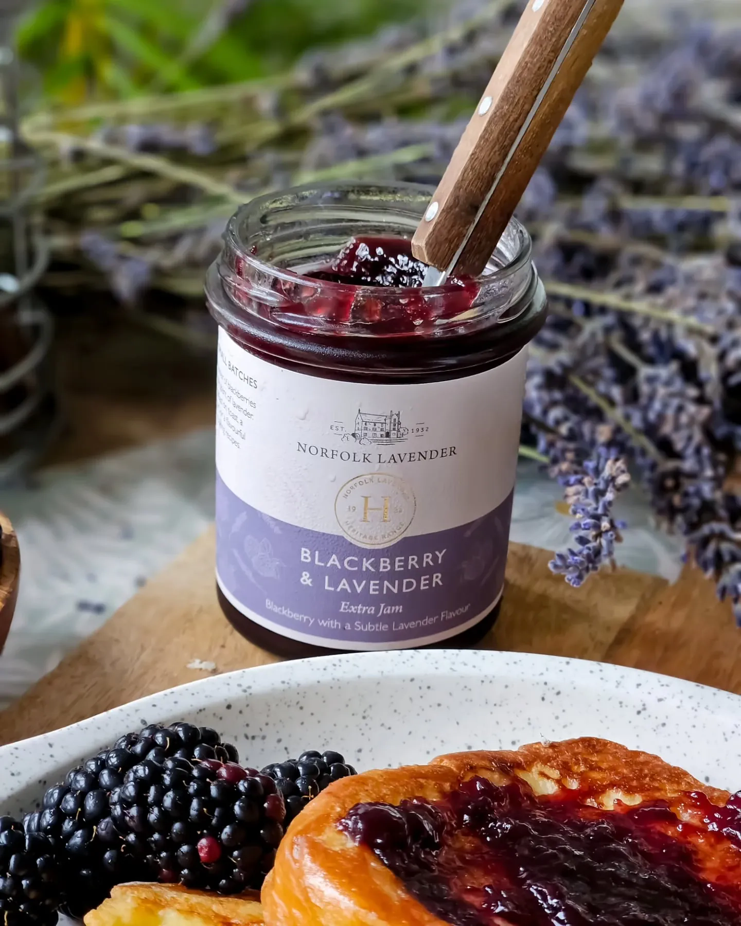 Tost francuski z brioszki z dżemem lawendowo-jeżynowym