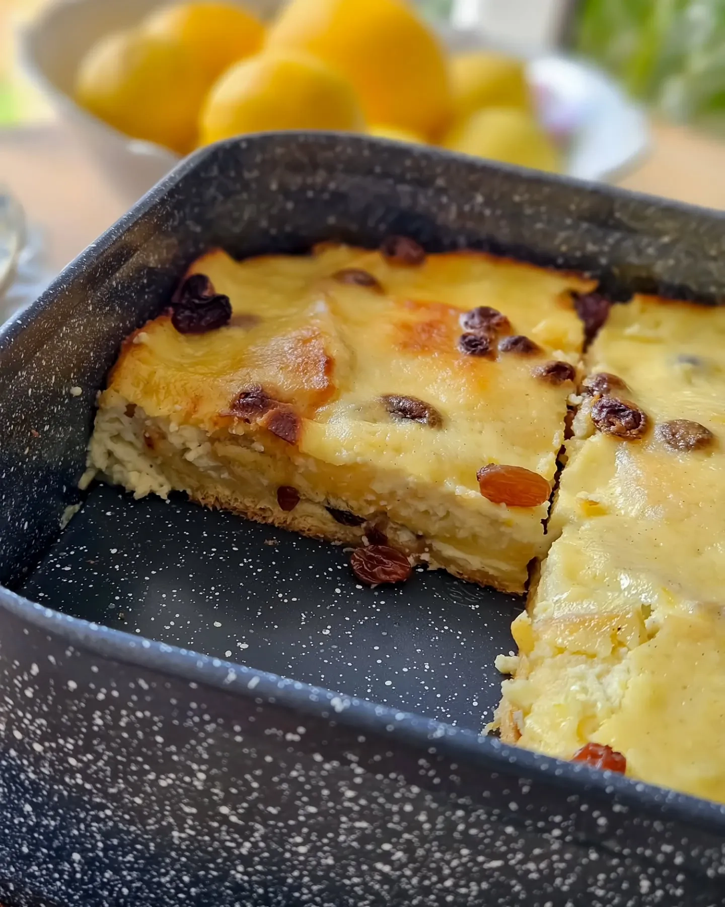 Pudding chlebowo-maślany z brioszki z białą czekoladą i rodzynkami