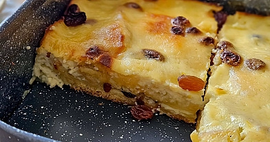 Pudding chlebowo-maślany z brioszki z białą czekoladą i rodzynkami