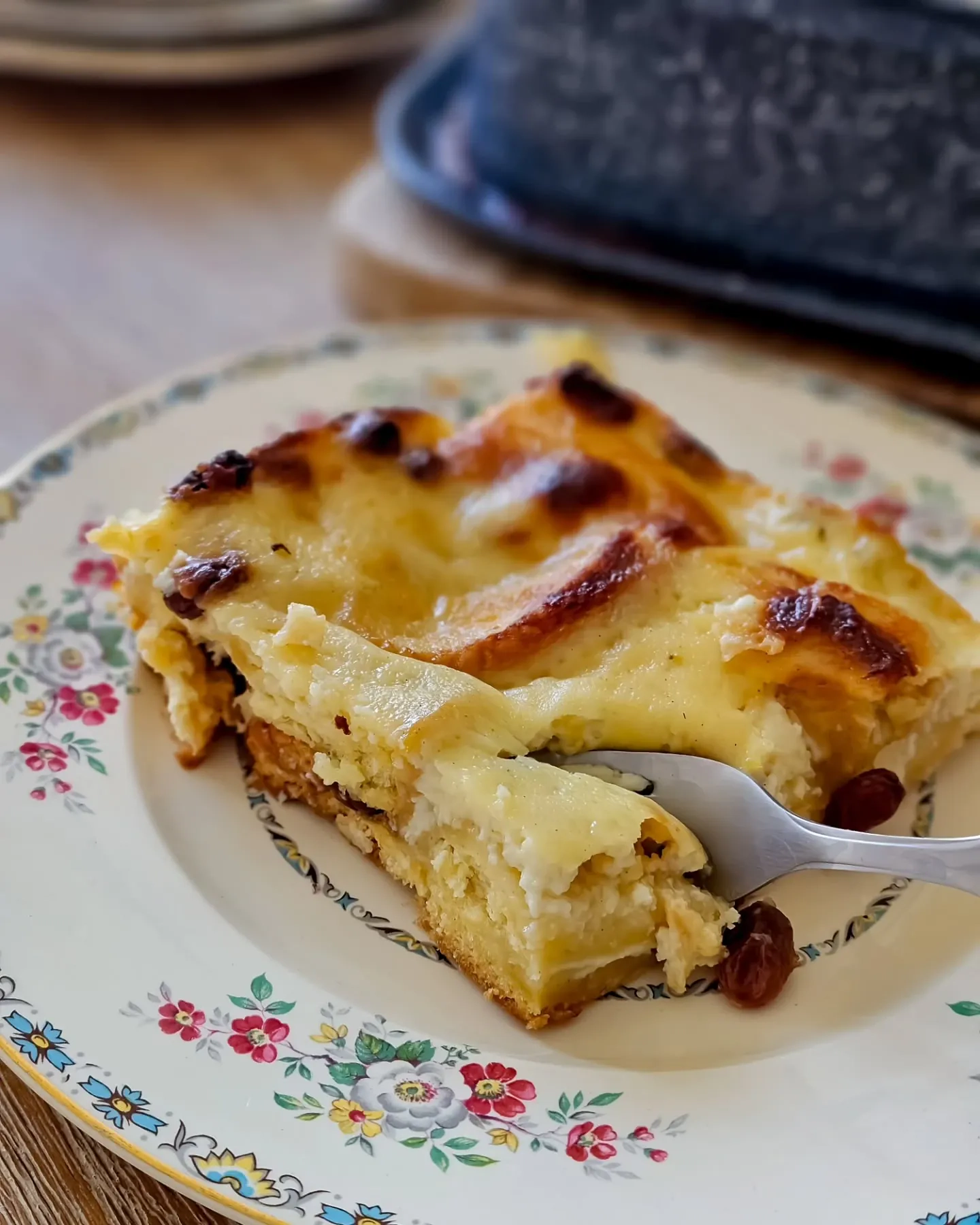 Pudding chlebowo-maślany z brioszki z białą czekoladą i rodzynkami