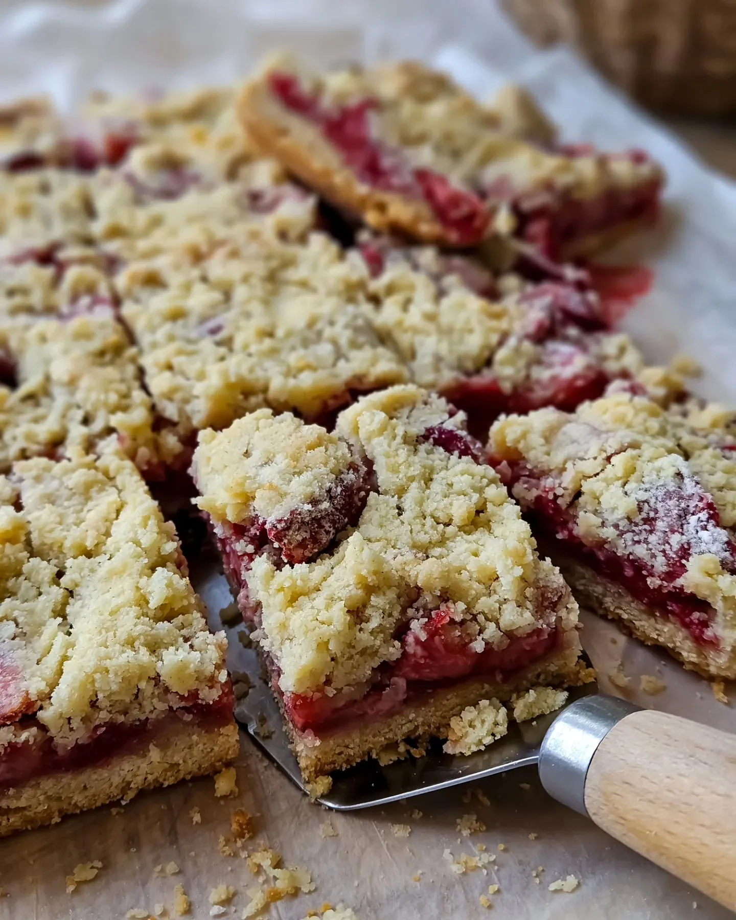 Ciasto kruche z owocami sezonowymi i kruszonką