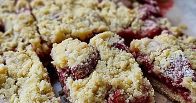 Ciasto kruche z owocami sezonowymi i kruszonką