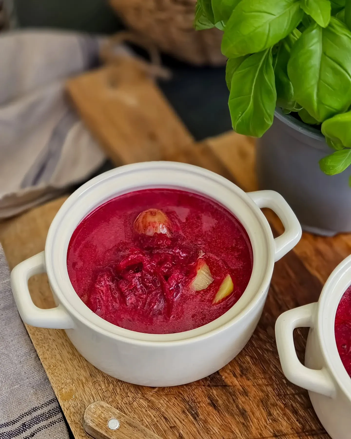 Barszcz czerwony zabielany ze śmietaną i domowym bulionem drobiowym Barszcz czerwony zabielany ze śmietaną i domowym bulionem drobiowym