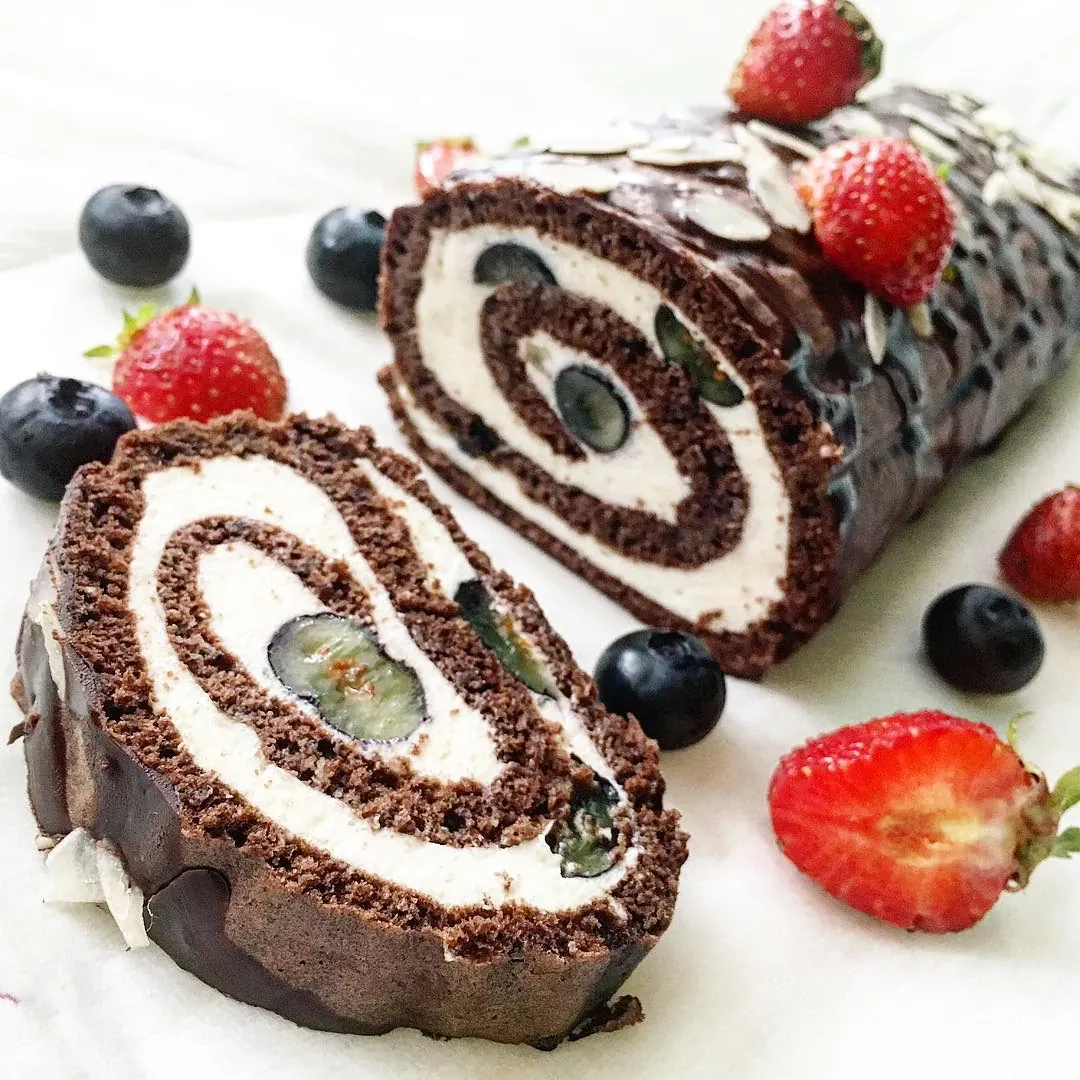 Fit czekoladowa rolada z borówkami i kremem białkowym - zdrowy deser bez cukru i mąki pszennej