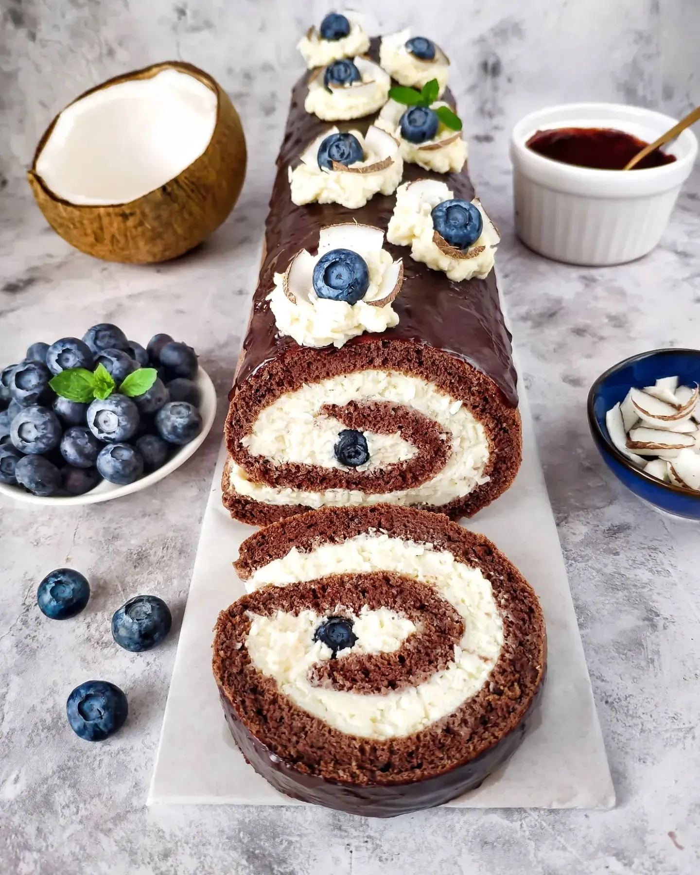 Czekoladowa rolada z kremem kokosowym i borówkami