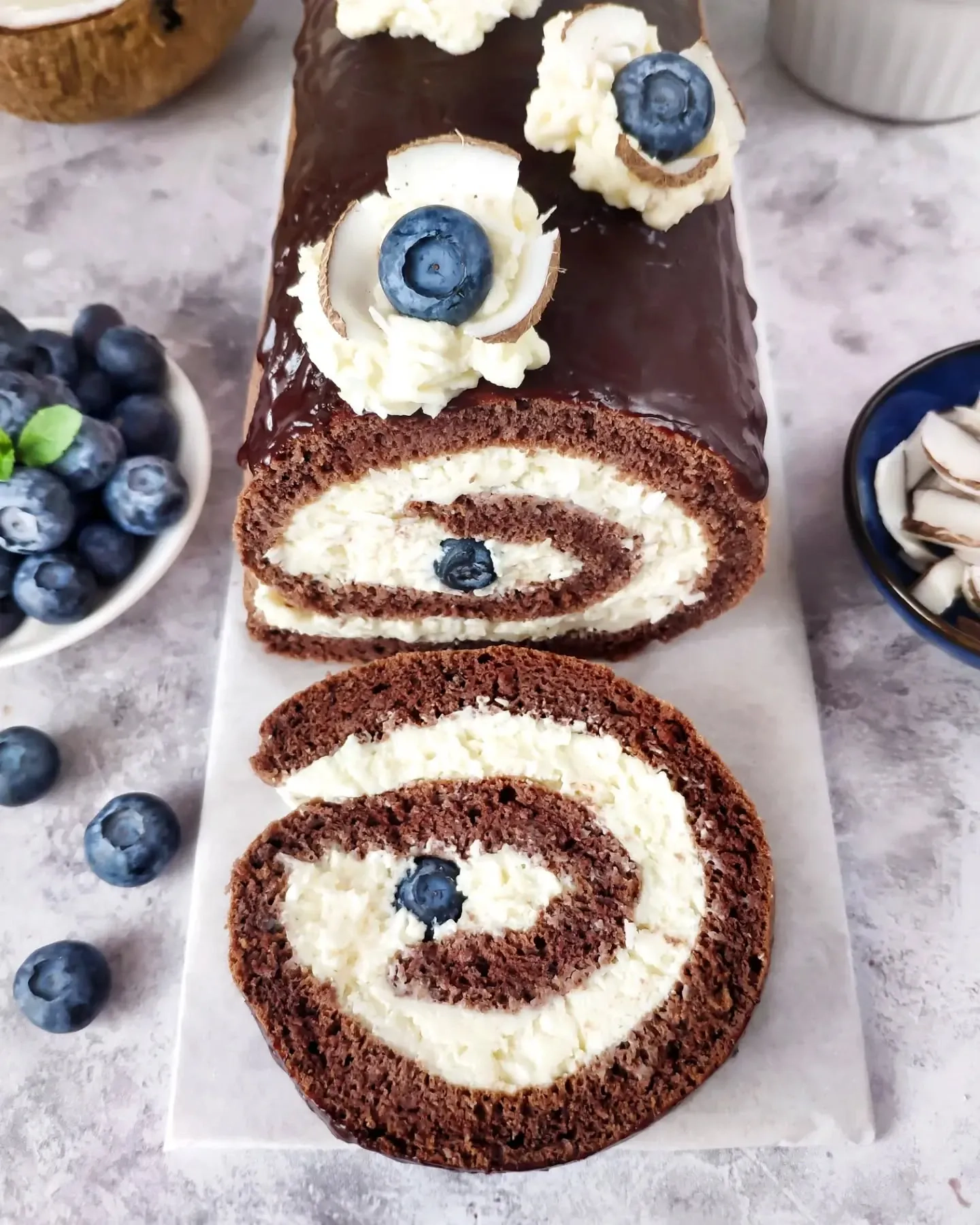 Czekoladowa rolada z kremem kokosowym i borówkami