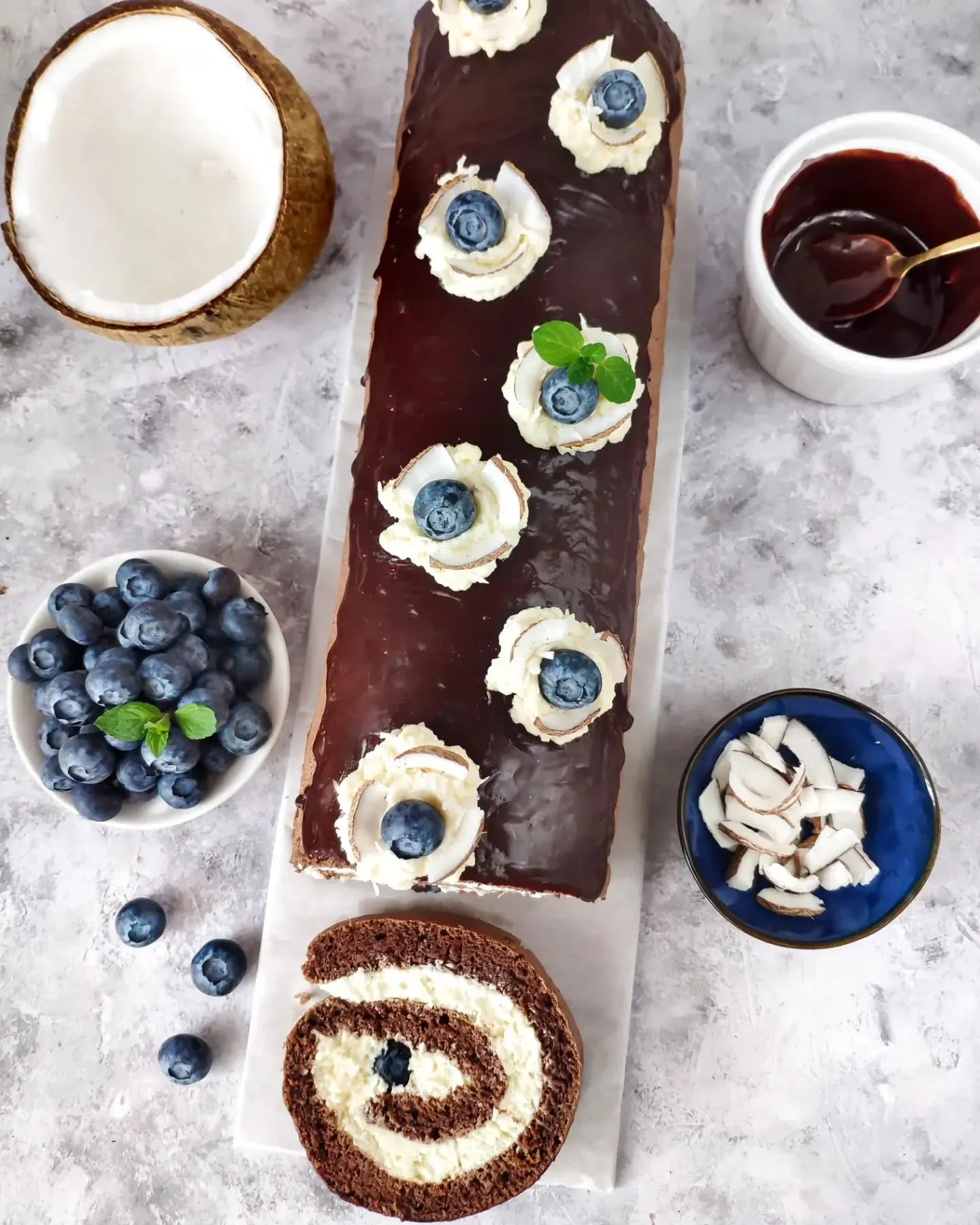 Czekoladowa rolada z kremem kokosowym i borówkami