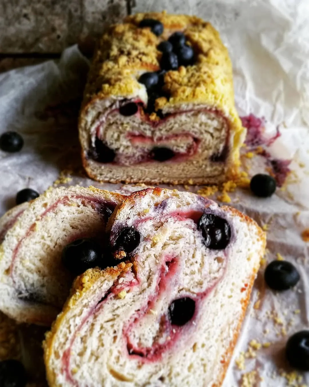 Deserowa rolada drożdżowa z borówkami i domową konfiturą truskawkową