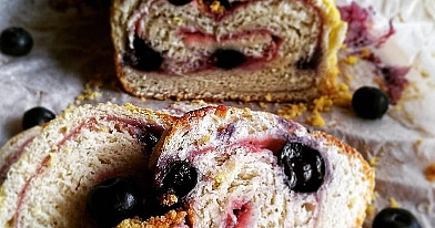 Deserowa rolada drożdżowa z borówkami i domową konfiturą truskawkową