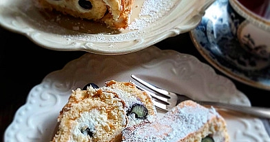 Rolada biszkoptowa z bitą śmietaną i borówkami