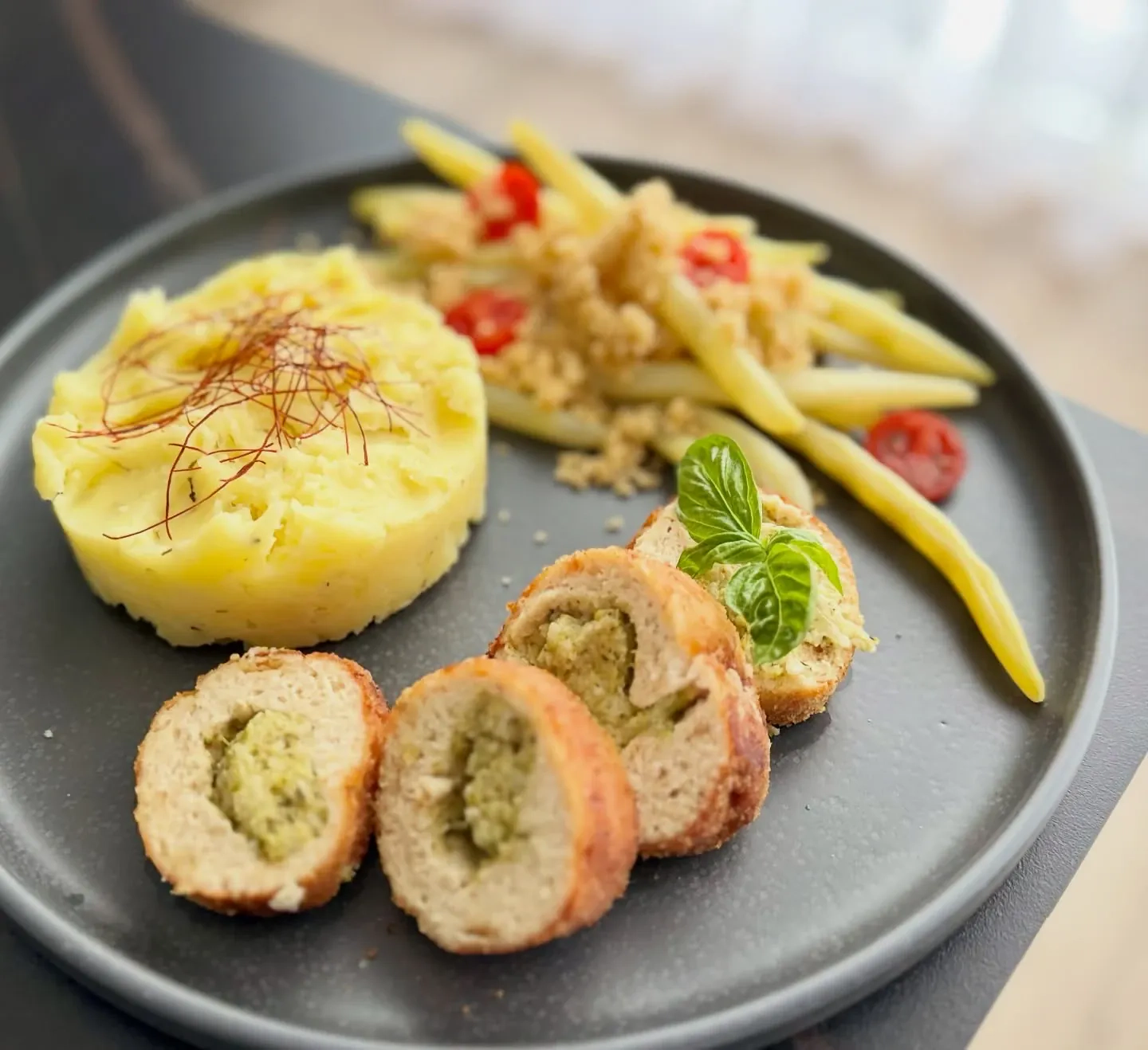 Faszerowane piersi z kurczaka z brokułami i fetą