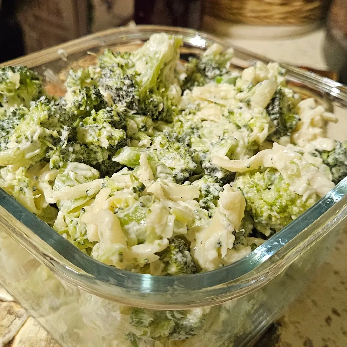 Kremowa sałatka brokułowa z żółtym serem i czosnkiem
