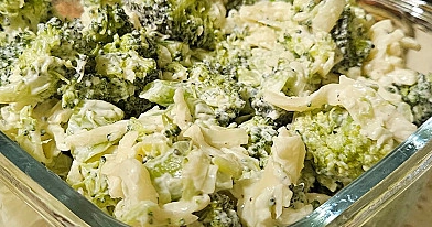 Kremowa sałatka brokułowa z żółtym serem i czosnkiem