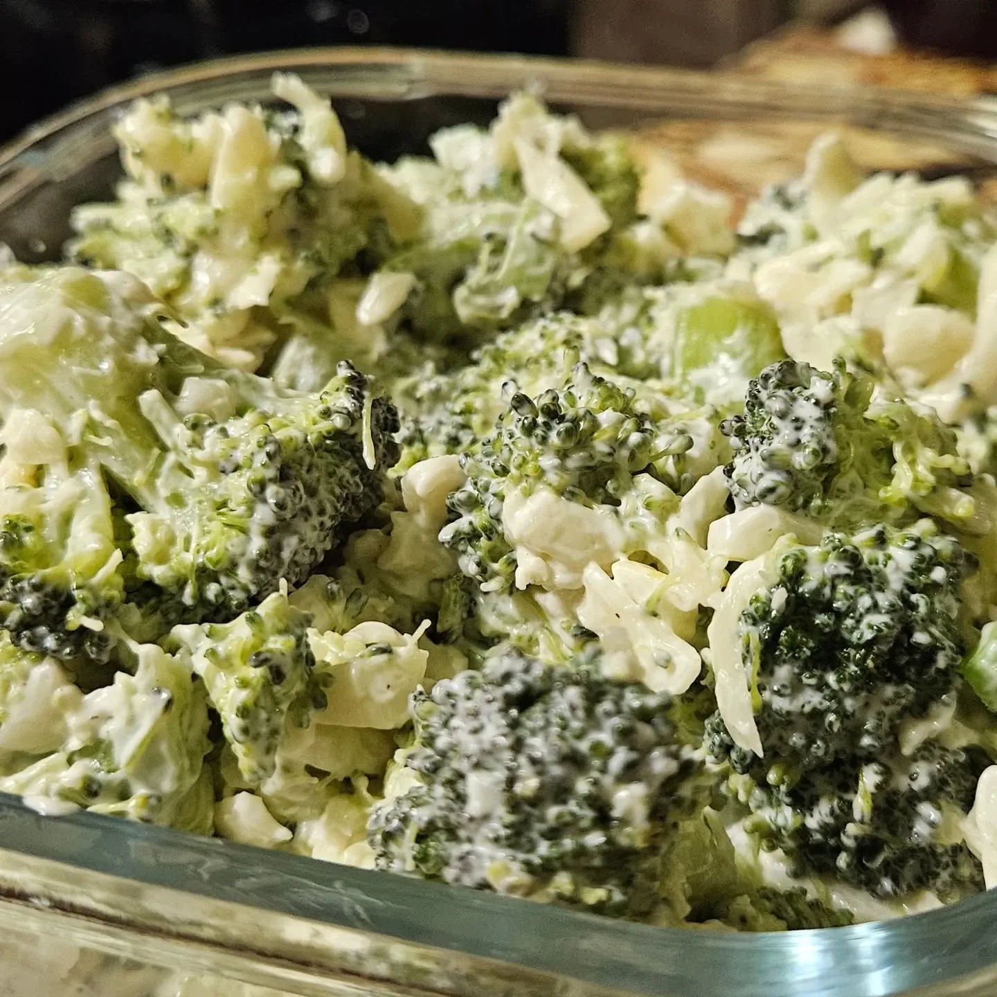 Kremowa sałatka brokułowa z żółtym serem i czosnkiem