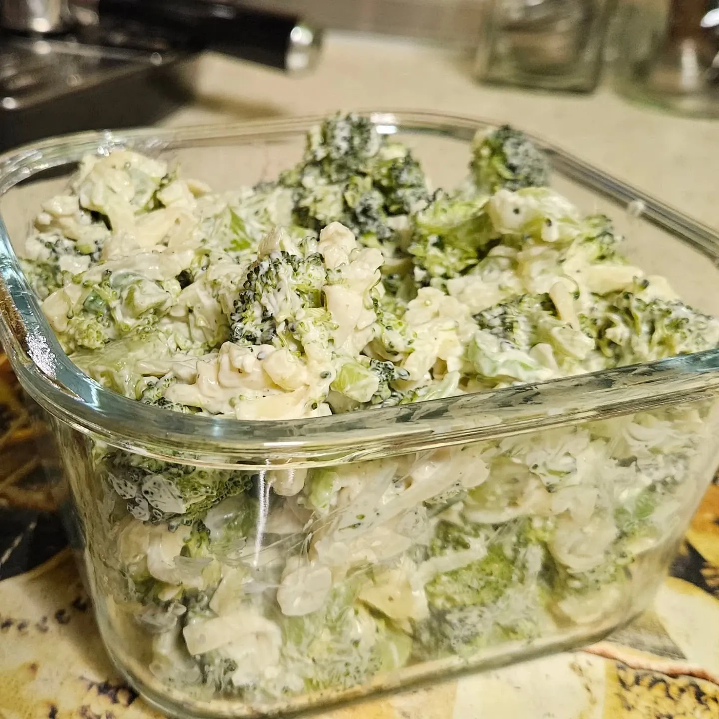 Kremowa sałatka brokułowa z żółtym serem i czosnkiem