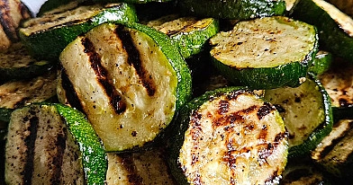 Grillowana cukinia w sosie czosnkowo-koperkowym