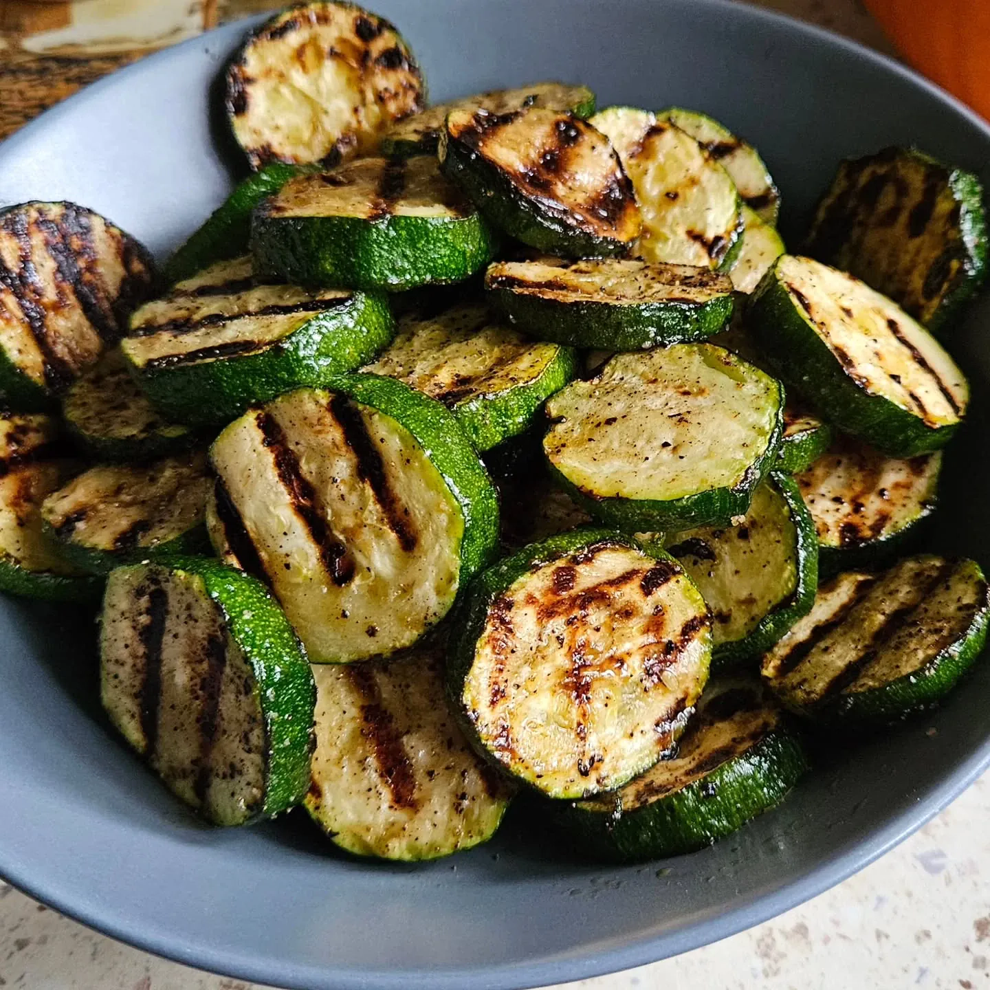 Grillowana cukinia w sosie czosnkowo-koperkowym