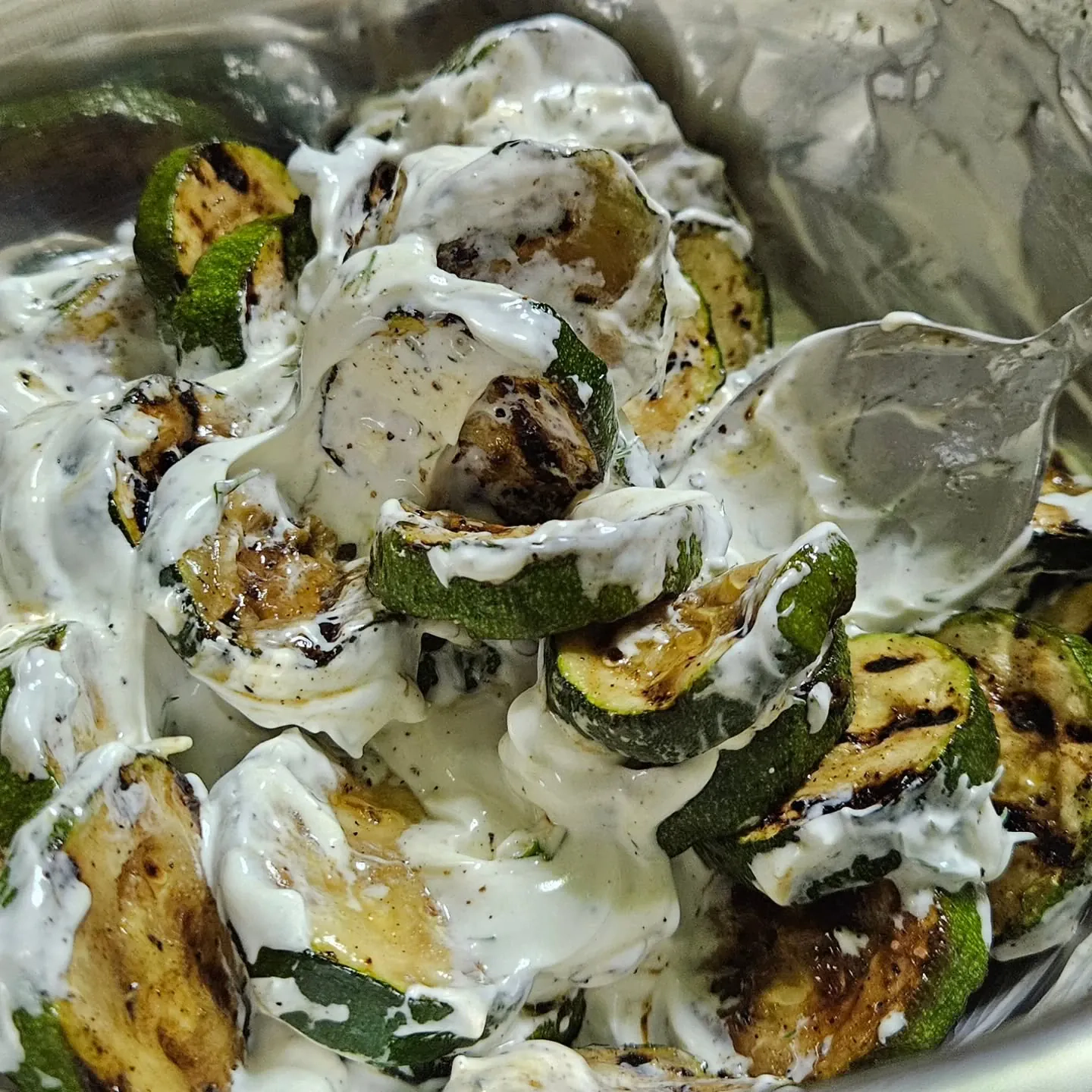 Grillowana cukinia w sosie czosnkowo-koperkowym