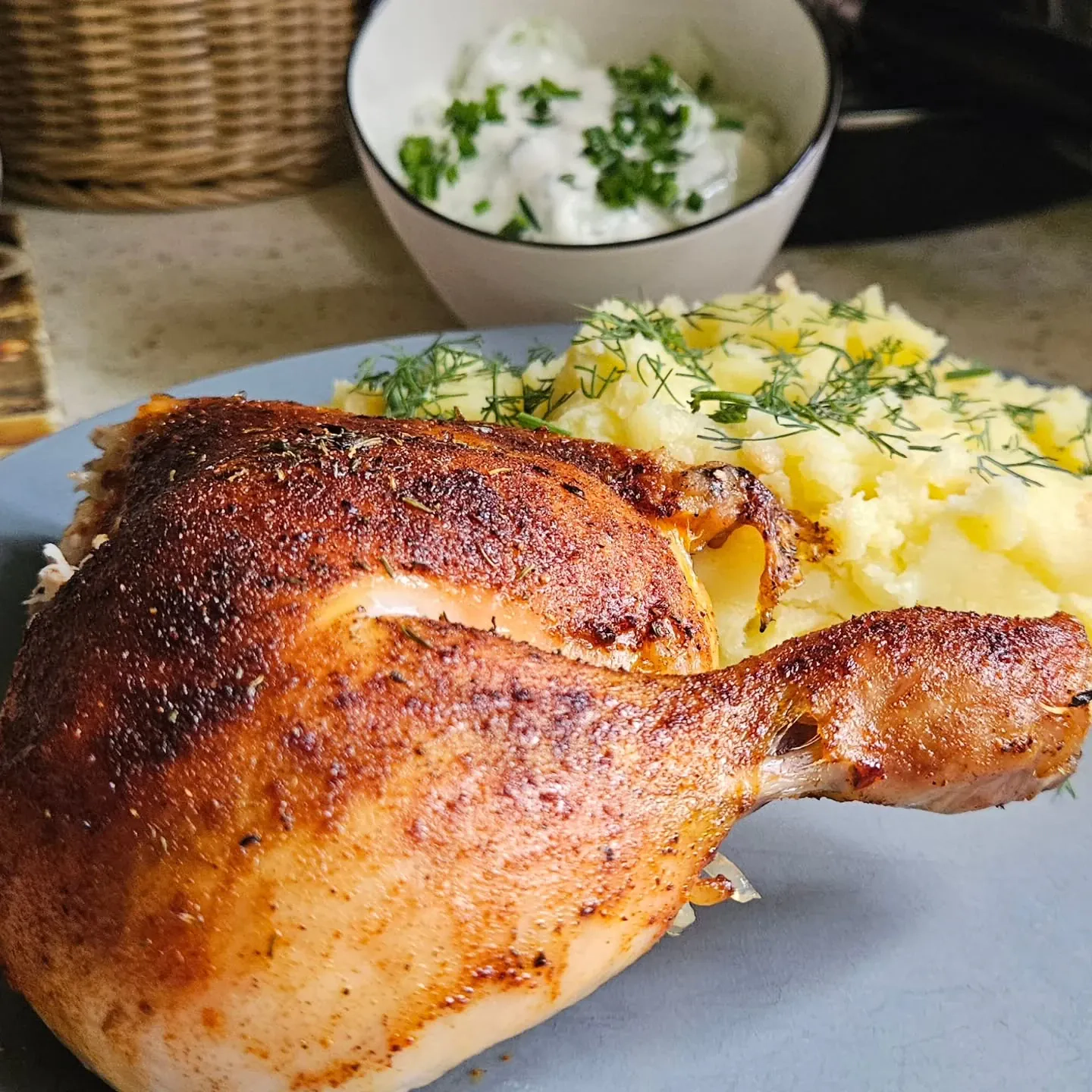 Pieczony kurczak z ziemniakami i mizerią ze śmietaną i koperkiem