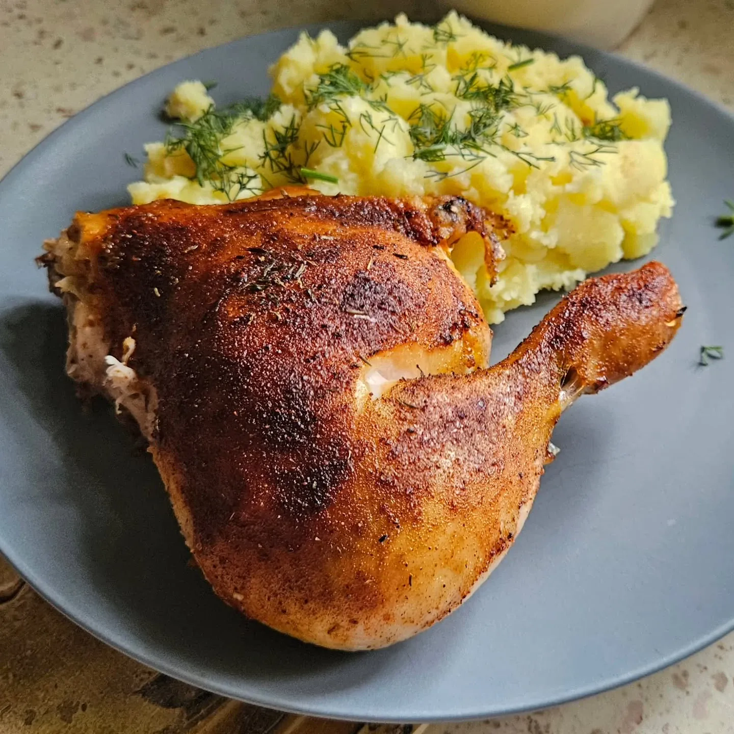 Pieczony kurczak z ziemniakami i mizerią ze śmietaną i koperkiem