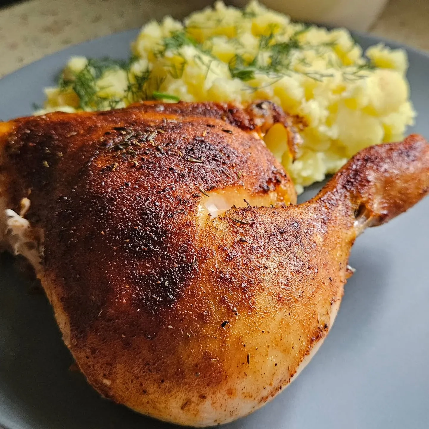 Pieczony kurczak z ziemniakami i mizerią ze śmietaną i koperkiem