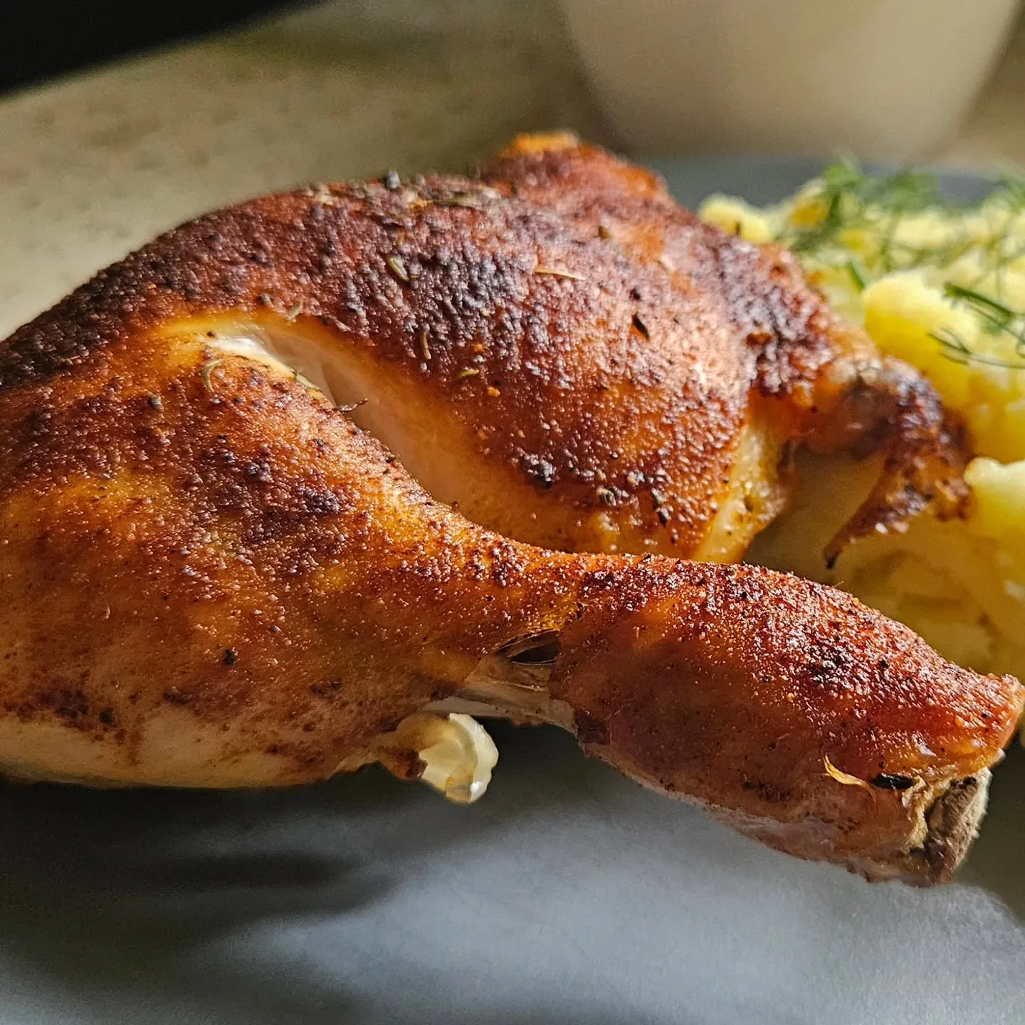 Pieczony kurczak z ziemniakami i mizerią ze śmietaną i koperkiem