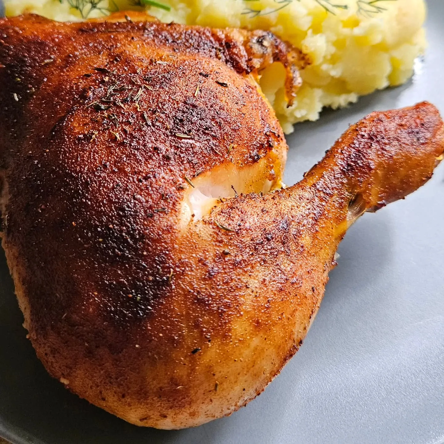 Pieczony kurczak z ziemniakami i mizerią ze śmietaną i koperkiem