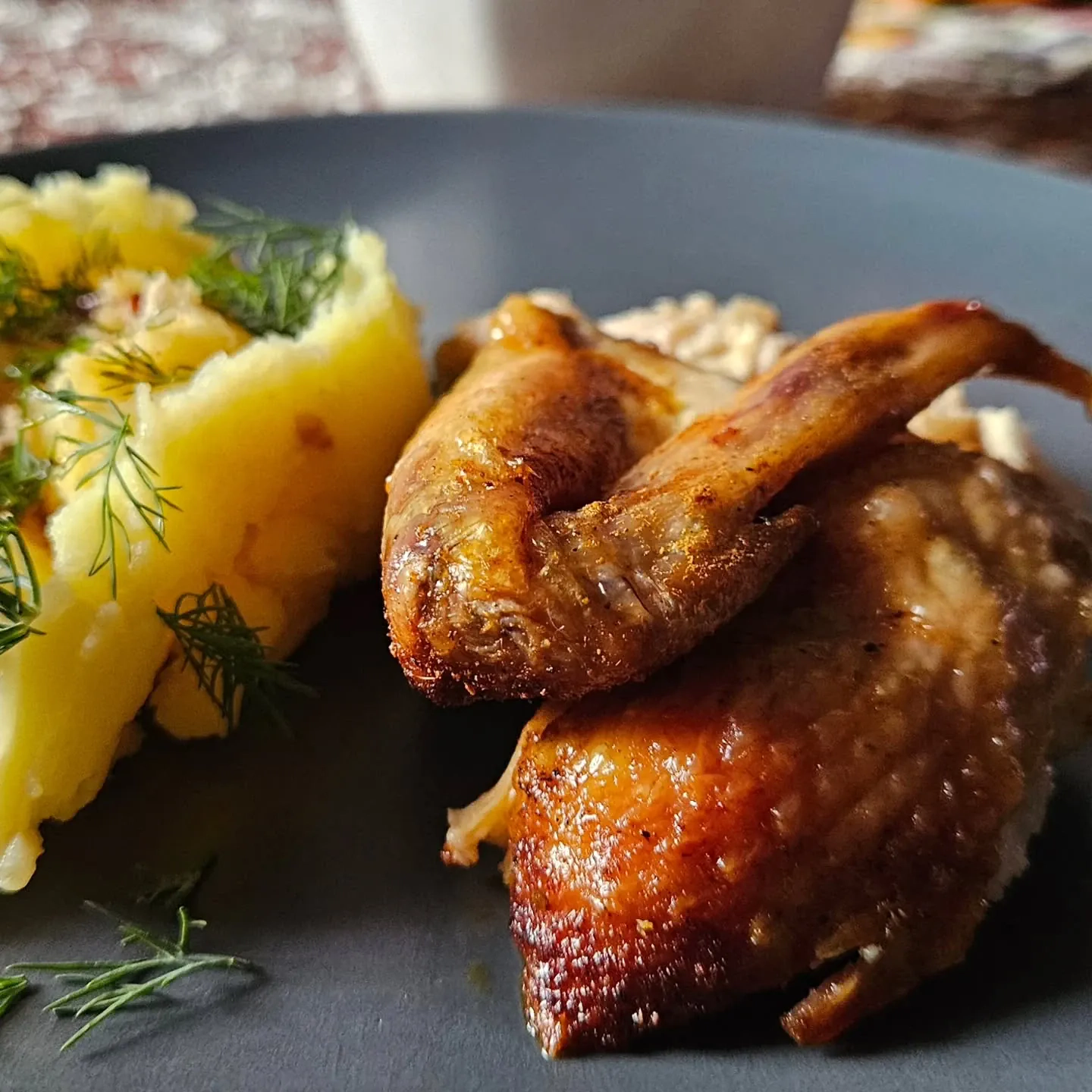 Pieczony kurczak z ziemniakami i mizerią ze śmietaną i koperkiem