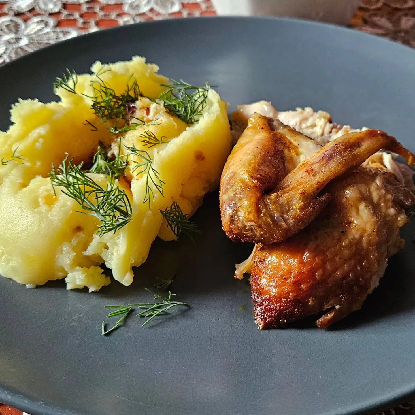 Pieczony kurczak z ziemniakami i mizerią ze śmietaną i koperkiem