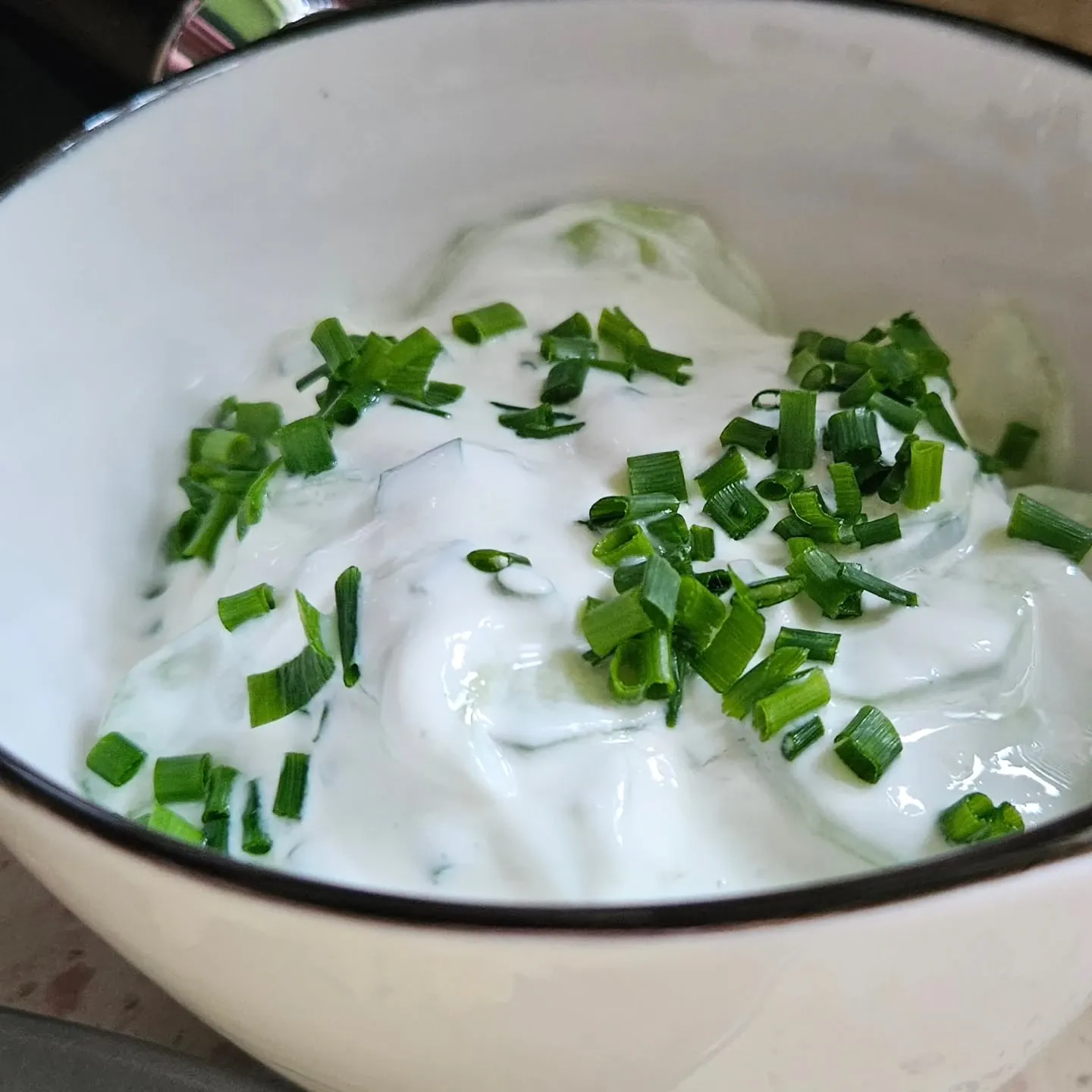 Pieczony kurczak z ziemniakami i mizerią ze śmietaną i koperkiem