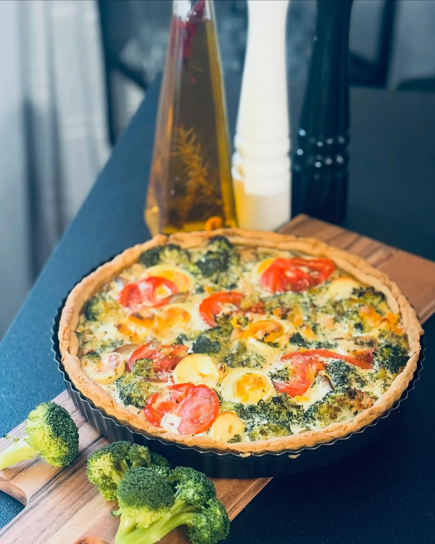 Tarta z brokułami, pomidorami i pieczarkami na kruchym cieście